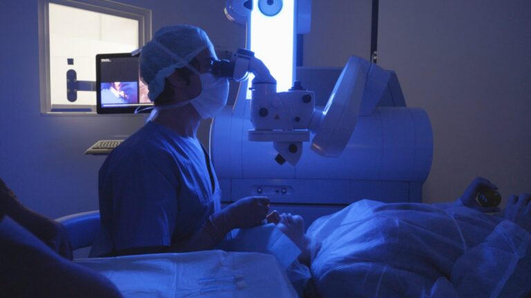 Dr. Bader Khayat bei einer SMILE-Pro-Behandlung im OP von Südblick Augenlaser in München – Augenlasern mit dem Laser am Behandlungsplatz