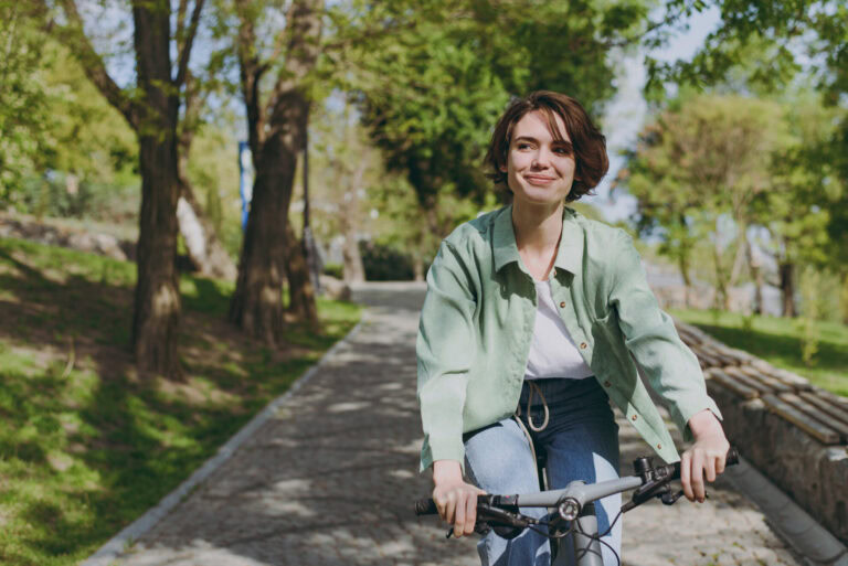 Frau fährt ohne Brille Rad im Park – Alltag nach dem Augenlasern mit SMILE Pro bei Südblick in München und Augsburg